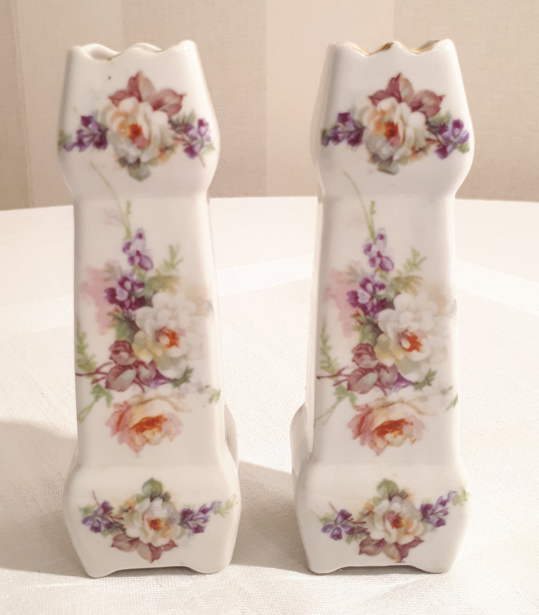 2 flowered vases